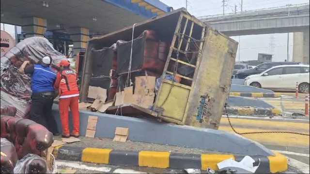 Truk pengangkut mebel yang jadi penyebab kecelakaan beruntun di Gerbang Tol Halim Utama, Jakarta Timur, Rabu (27/3/2024). Foto: Dok. Istimewa