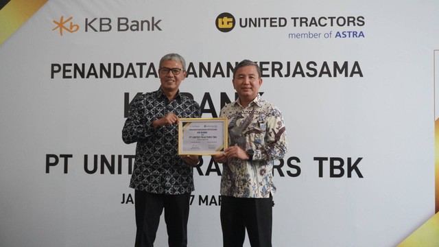 Penandatanganan kerja sama KB Bank dan United Tractor. Foto: dok. KB Bank