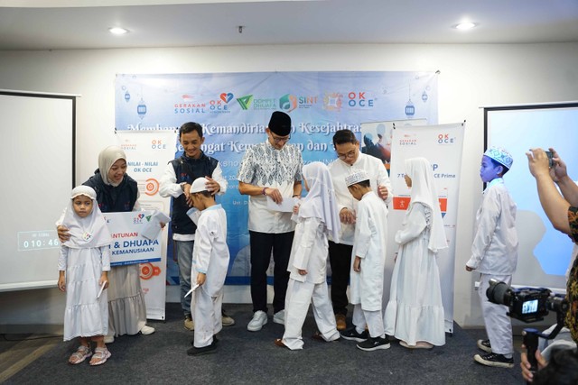 Sandiaga Uno, Founder OK OCE Indonesia sedang memberikan Santunan kepada Anak Yatim dan Dhuafa.