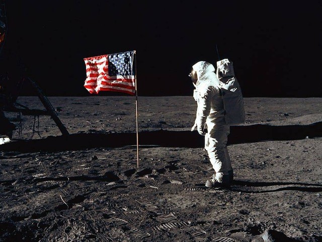 Ilustrasi tahun berapa perjalanan pertama ke bulan diluncurkan? Sumber foto: Unplash/NASA