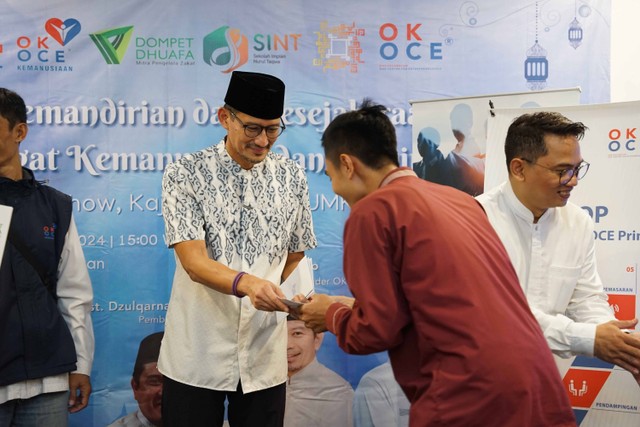 Sandiaga Uno, Founder OK OCE Indonesia sedang menggelar Santunan Khusus untuk Guru Ngaji.