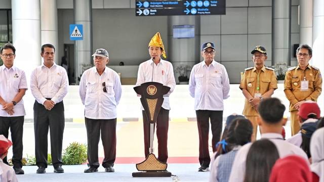 Penjabat Bupati Sitaro, Joi Eltiano B Oroh (paling kanan) mendampingi Presiden Jokowi saat peresmian Bandara secara virtual di Bandara Sis Al Jufri, Palu, Sulawesi Tengah.
