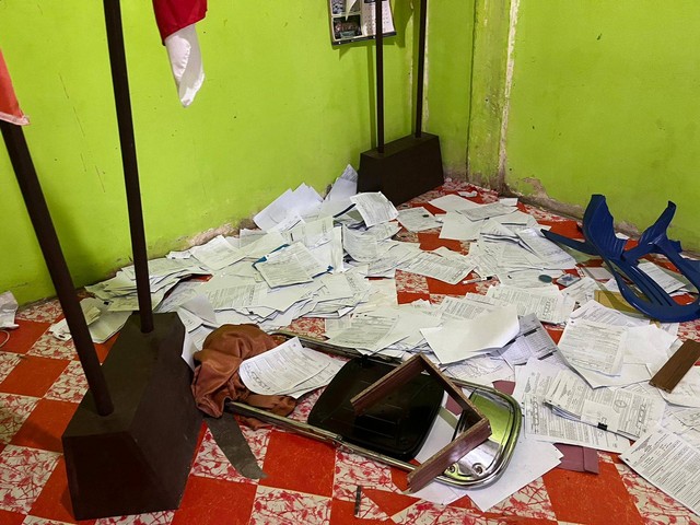 Suasana kantor Pawascam yang diamuk massa caleg yang kalah dalam pileg, Foto : Istimewa
