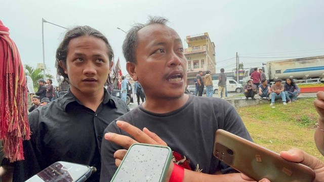 Roganda Simanjuntak (kanan), salah seorang pendemo di Polda Sumut mengaku keluarganya di kampung diintimidasi polisi Foto: Tri Vosa Fabiola Ginting/kumparan