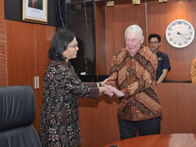 Menteri Keuangan Sri Mulyani menerima kunjungan CEO Freeport-McMoran, Richard Adkerson, di kantornya, Jakarta, Rabu (27/3/3034). Foto: Instagram @smindrawati
