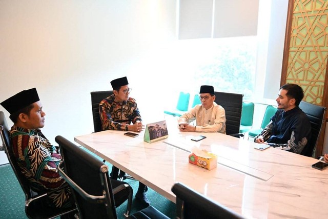Ketua MUI Bidang Dakwah Kiai Cholil Nafis bertemu tim produser film Kiblat yang menuai kontroversi, Rabu (27/3).  Foto: Dok. Istimewa