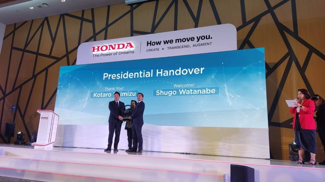 Serah terima jabatan Presiden Direktur PT Honda Prospect Motor dari Kotaro Shimizu ke Shugo Watanabe.  Foto: Aditya Pratama Niagara/kumparan