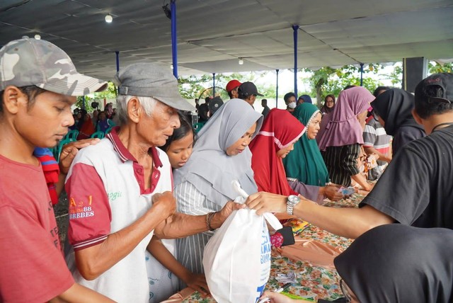 Dalam rangka bulan suci Ramadan 1445 H, PT Jasa Marga (Persero) Tbk kembali menggelar pasar 1.000 paket sembako murah dan bazar UMKM untuk masyarakat di Kabupaten Brebes, Jawa Tengah, Senin (25/3/2024). Foto: Dok. Jasa Marga