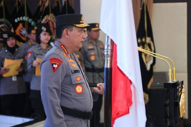 Kapolri Jenderal Listyo Sigit Prabowo memimpin upacara kenaikan pangkat 11 pati Polri di Gedung Rupattama Mabes Polri, Jakarta, Rabu (27/3). Foto: Dok. Polri