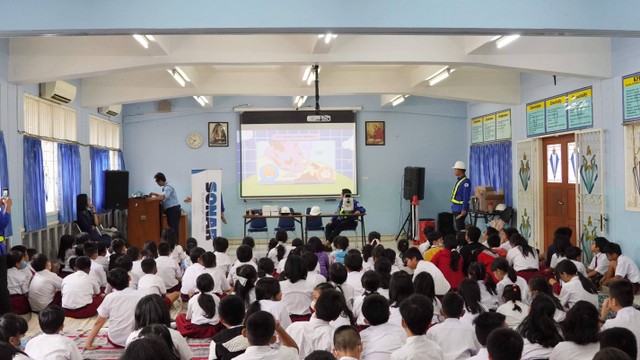 Sonar Academy sebagai bagian dari PT Sonar Nusantara Utama mengunjungi Sekolah Dasar (SD) Tarakanita 3 Jakarta, Rabu (27/3/2024). Foto: Dok. Istimewa