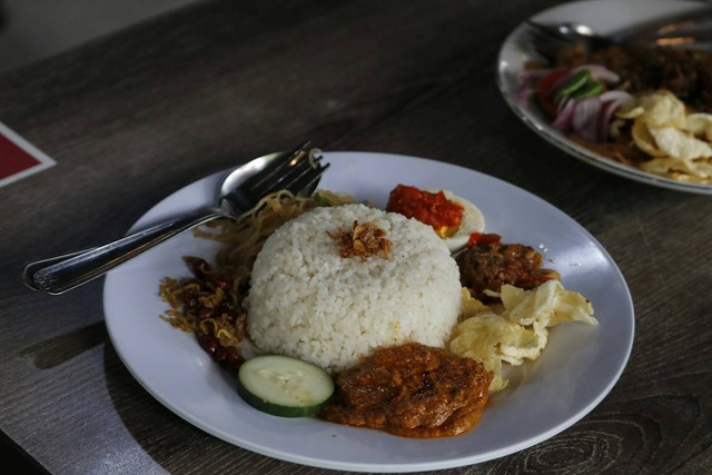 nasi campur Bali di Canggu. Foto hanya ilustrasi, bukan tempat sebenarnya. Sumber: Unsplash/aldrin rachman pradana