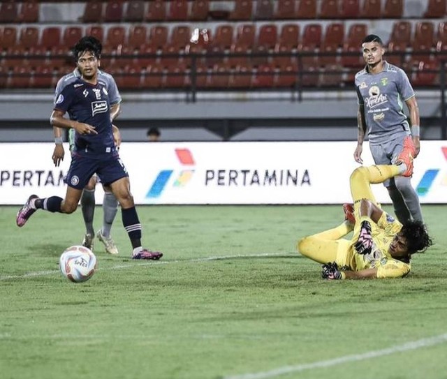 Andhika (jersey kuning) saat menggagalkan penalti Arema. Foto: Official Persebaya