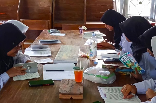 Mahasiswa Kampus Mengajar Universitas Ahmad Dahlan (UAD) revitalisasi perpustakaan dan donasikan buku di SMP Muhammadiyah 3 Kokap (Dok. Istimewa)