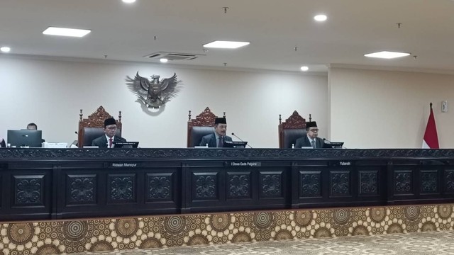 Sidang pembacaan putusan etik Anwar Usman dkk oleh Majelis Kehormatan MK (MKMK) di ruang sidang MK Lantai 4, Kamis (28/3/2024). Foto: Hedi/kumparan