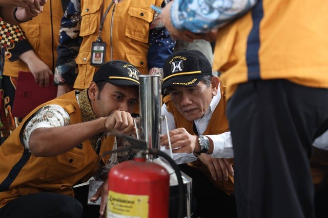 Pj Wali Kota Pontianak melaksanakan sidak ke SPBU. Foto: Dok. Prokopim Pemkot Pontianak