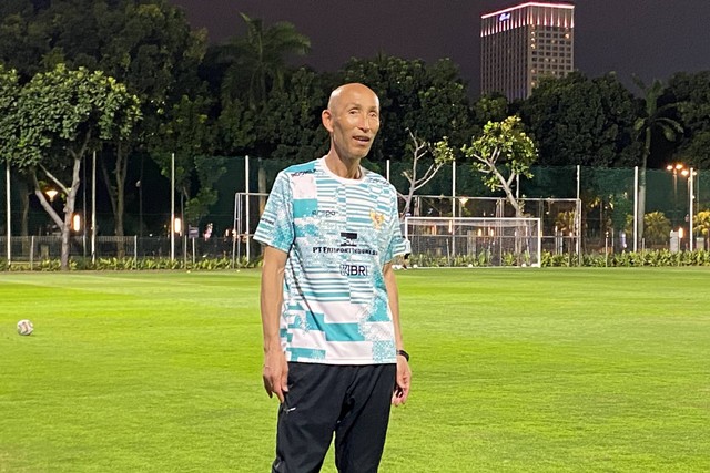 Coach Satoru Mochizuki pimpin langsung seleksi gelombang pertama Timnas Wanita U-17, di Lapangan ABC, Senayan, Jakarta, Rabu (27/3/2024). Foto: Antika Fahira/kumparan