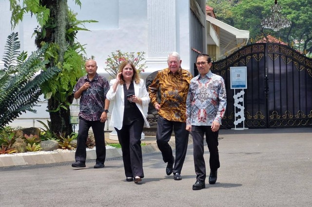 CEO Freeport Indonesia Tony Wenas bersama CEO Freeport-McMoRan Richard Adkerson, dan Dewan Komisaris Kathleen L. Quirk usai bertemu Presiden Jokowi, Kamis (28/3/2024). Foto: Nadia Riso/kumparan