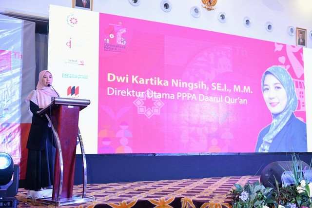 Direktur Utama Laznas PPPA Daarul Qur'an Dwi Kartika Ningsih sedang memaparkan perjalanan 17 tahun lembaganya pada tasyakuran Milad ke 17, Rabu (27/3).