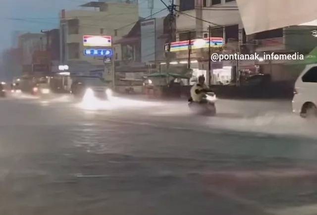 Banjir merendam salah satu ruas jalan di Pontianak. Foto: Pontianak Info Media