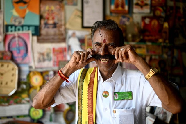 Calon independen K. Padmarajan, seorang pemilik bengkel ban yang dikenal dengan sebutan "Raja Pemilu", di kantornya di Mettur, dekat distrik Salem di negara bagian Tamil Nadu, India. Foto: Idrees Mohammed/AFP