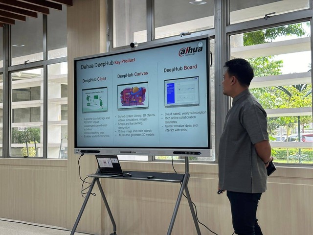 Perusahaan terkemuka dalam industri teknologi keamanan, PT. Dahua Vision Technology Indonesia, menyerahkan bantuan Smart Interacvtive Board atau papan tulis digital ke FEB UGM. Foto: Dok. Istimewa