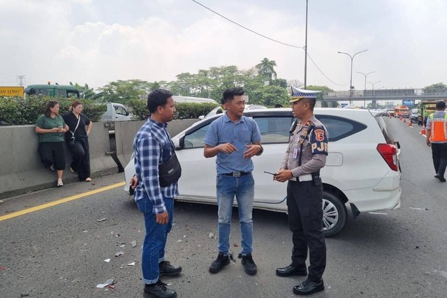 Kecelakaan beruntun di dekat Gerbang Tol Cikupa, Tol Jakarta-Merak, Rabu (28/3/2024).
 Foto: Dok. Istimewa