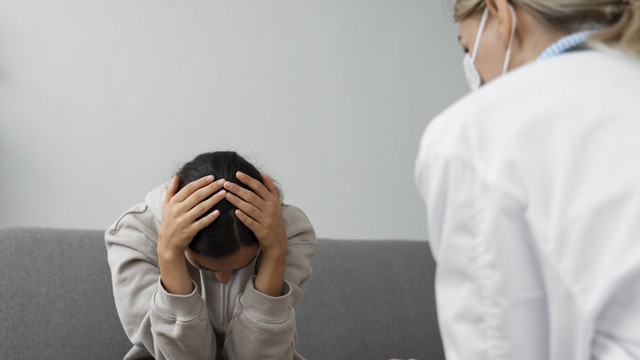 Ilustrasi stigma masalah mental dapat menimbulkan prasangka dan diskriminasi yang membuat penderitanya enggan mengunjungi profesional kesehatan mental (sumber: www.freepik.com)