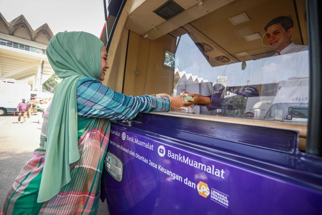 Petugas Bank melayani penukaran uang di Layanan Kas Keliling Terpadu pada momen Ramadan dan Idul Fitri 2024 di Istora Senayan, Jakarta, Kamis (28/3/2024). Foto: Aditia Noviansyah/kumparan