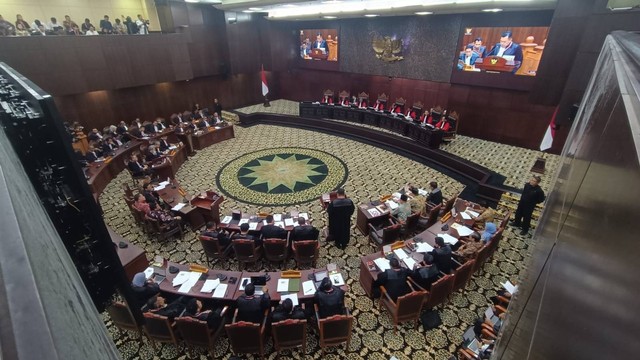 KPU, termohon gugatan PHPU Anies dan Ganjar, membacakan tanggapan dalam sidang lanjutan Sengketa Pilpres 2024, di ruang sidang Mahkamah Konstitusi, Jakarta, Kamis (28/3/2024). Foto: Hedi/kumparan