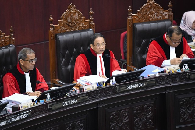 Ketua Mahkamah Konstitusi (MK) Suhartoyo (tengah) didampingi Hakim Konstitusi Saldi Isra (kiri) dan Arief Hidayat (kanan) memimpin sidang lanjutan sengketa hasil Pilpres 2024 di Mahkamah Konstitusi (MK), Jakarta, Kamis (28/3/2024). Foto: Aditya Pradana Putra/ANTARA FOTO