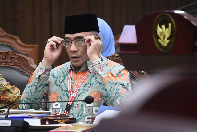 Ketua KPU Hasyim Asy'ari bersiap mengikuti sidang lanjutan sengketa hasil Pemilihan Presiden (Pilpres) 2024 di Mahkamah Konstitusi (MK), Jakarta, Kamis (28/3/2024). Foto: Aditya Pradana Putra/ANTARA FOTO