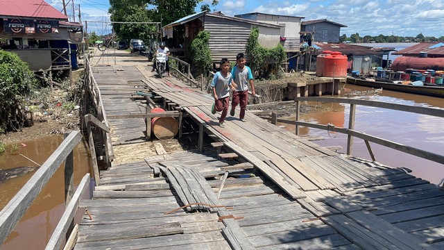 Kondisi jembatan Sungai Pemunoh yang rusak parah, kondisinya melengkung dan hanya bisa dilewati kendaraan roda dua. Foto: Yusrizal/Hi!Pontianak