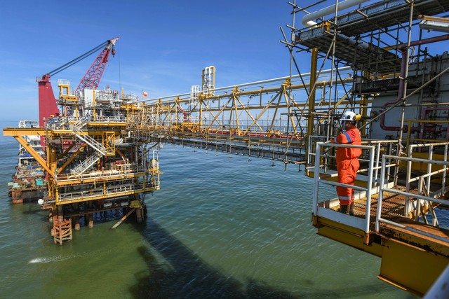 Pekerja Pertamina Hulu Mahakam melihat proses pengerjaan proyek Bekapai Artificial Lift di anjungan lepas pantai lapangan Bekapai, Kalimantan Timur, Rabu (27/3/2024). Foto: Hafidz Mubarak A/ANTARA FOTO