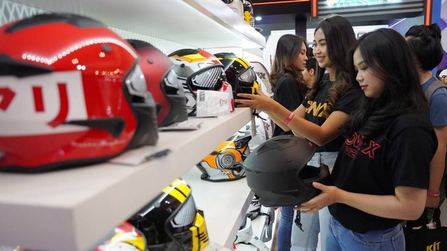 Pengunjung melihat koleksi helm JP Industries saat GAIKINDO Indonesia International Auto Show (GIIAS 2023) di ICE BSD, Tangerang, Sabtu (13/8/2023).  Foto: Aditia Noviansyah/kumparan