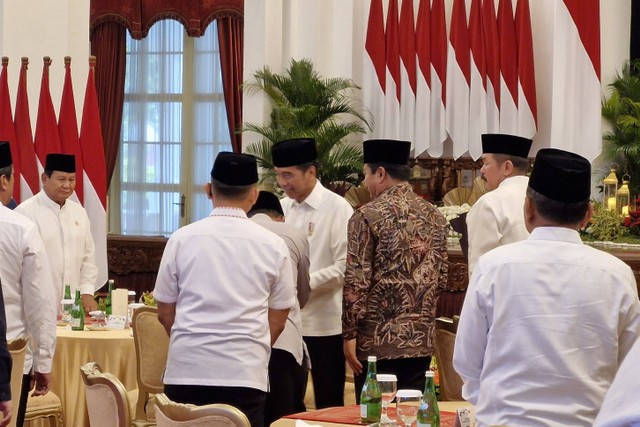 Presiden Jokowi dan Wakil Presiden Ma'ruf Amin duduk semeja dengan Prabowo Subianto, Airlangga Hartarto, dan Hadi Tjahjanto di Istana Presiden, Kamis (28/3/2024). Foto: Nadia Riso/kumparan