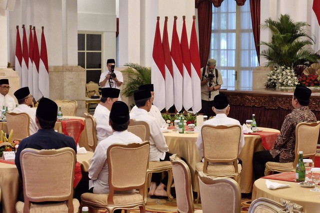 Presiden Jokowi dan Wakil Presiden Ma'ruf Amin duduk semeja dengan Prabowo Subianto, Airlangga Hartarto, dan Hadi Tjahjanto di Istana Presiden, Kamis (28/3/2024). Foto: Nadia Riso/kumparan
