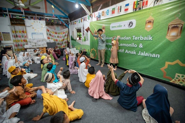 Lemonilo mengadakan kegiatan buka bersama dengan siswa-siswi Sekolah Alternatif Anak Jalanan (SAAJA) di Karet Kuningan, Jakarta, Kamis (28/3/2024) Foto: Dok. Lemonilo