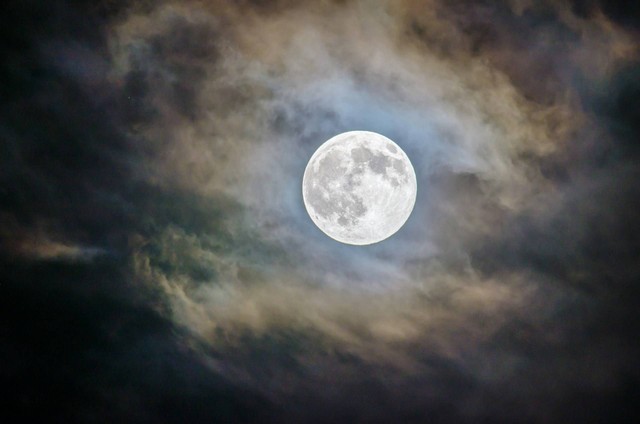 Ilustrasi Mitos Bulan Purnama. Sumber: Unsplash.com/Ganapathy Kumar