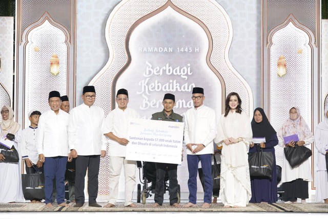 Bank Mandiri bagikan 57.000 bingkisan kepada anak yatim dan duafa di seluruh Indonesia dalam kegiatan Berbagi Kebaikan Bersama Mandiri Group. Foto: Dok. Bank Mandiri
