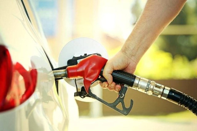 Ilustrasi biaya bensin Jakarta Bandung. Foto: Shutterstock