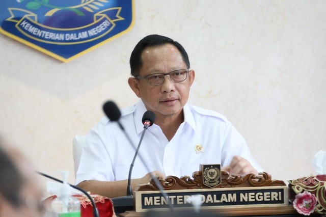 Mendagri Tito Karnavian memimpin Rapat Koordinasi terkait Isu-Isu Strategis terkait Pelaksanaan Pilkada dan Tata Kelola Penyelenggaraan Pemerintahan Daerah secara virtual dari Kantor Kemendagri, Jakarta, Rabu (27/3/2024) Foto: Dok. Kemendagri