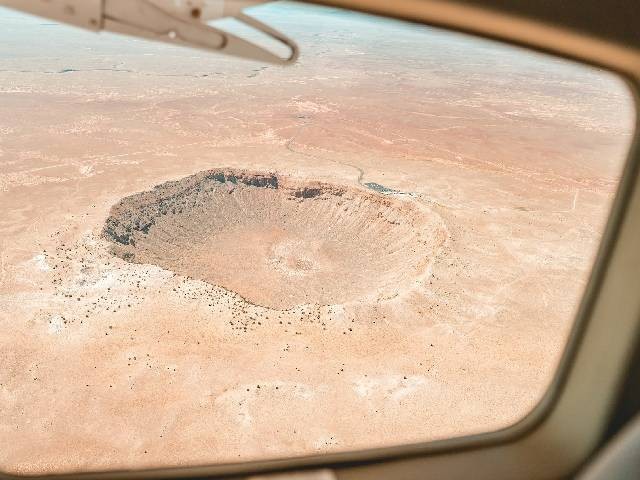 Ilustrasi bagaimana proses terbentuknya kawah meteor. Sumber: unsplash.com/WestwindAirService.