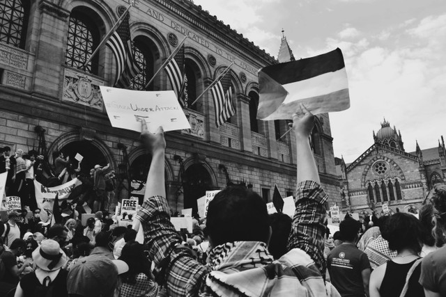 Ilustrasi Demonstran Pro-Palestina. Foto : Amir Hanna/Unsplash