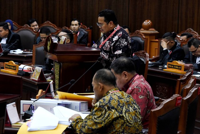 Ketua Bawaslu Rahmat Bagja memberikan tanggapan atas gugatan dari pasangan capres nomor urut 01 dan 03 saat sidang lanjutan sengketa hasil Pilpres 2024 di Mahkamah Konstitusi (MK), Jakarta, Kamis (28/3/2024). Foto: Indrianto Eko Suwarso/ANTARA FOTO