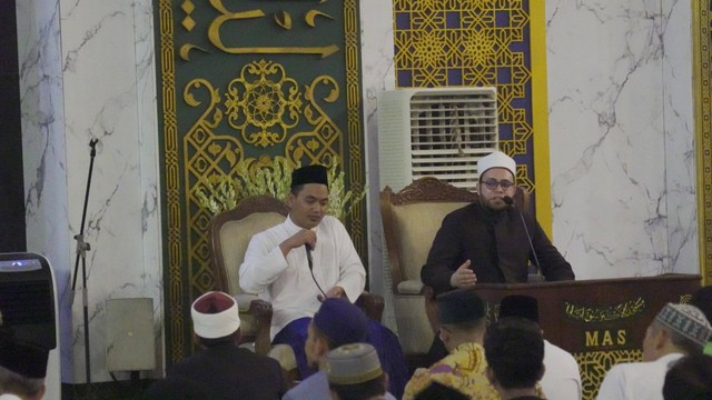 Ulama Mesir Syeikh Muhammad Sayyid Sulaiman Abdul Qadir (baju hitam). Foto: Humas Masjid Nasional Al-Akbar Surabaya (MAS)