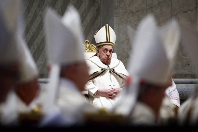 Paus Fransiskus menghadiri Misa Krisma di Basilika Santo Petrus di Vatikan, Kamis (28/3/2024). Foto: Guglielmo Mangiapane/REUTERS