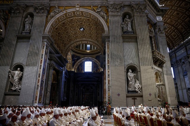 Ilustrasi Melaksanakan Misa Kenaikan Isa Almasih di Gereja. Foto: Guglielmo Mangiapane/REUTERS