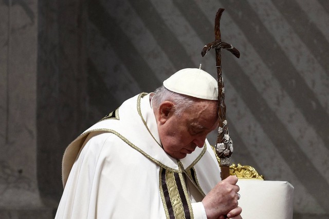 Paus Fransiskus menghadiri Misa Krisma di Basilika Santo Petrus di Vatikan, Kamis (28/3/2024). Foto: Guglielmo Mangiapane/REUTERS