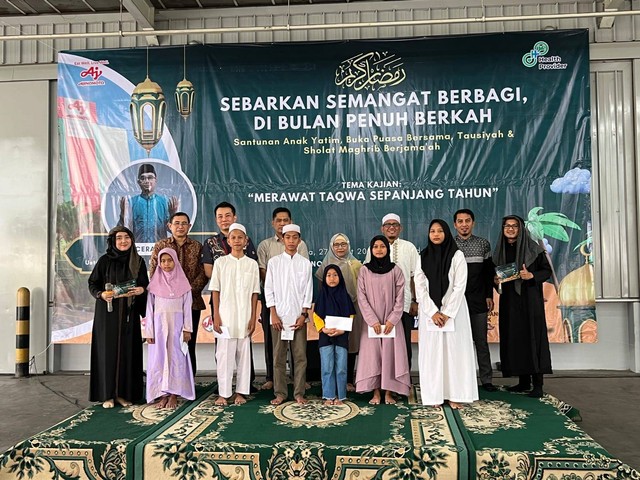 Grup Ajinomoto Indonesia berikan santunan kepada anak yatim. Foto: Istimewa. 