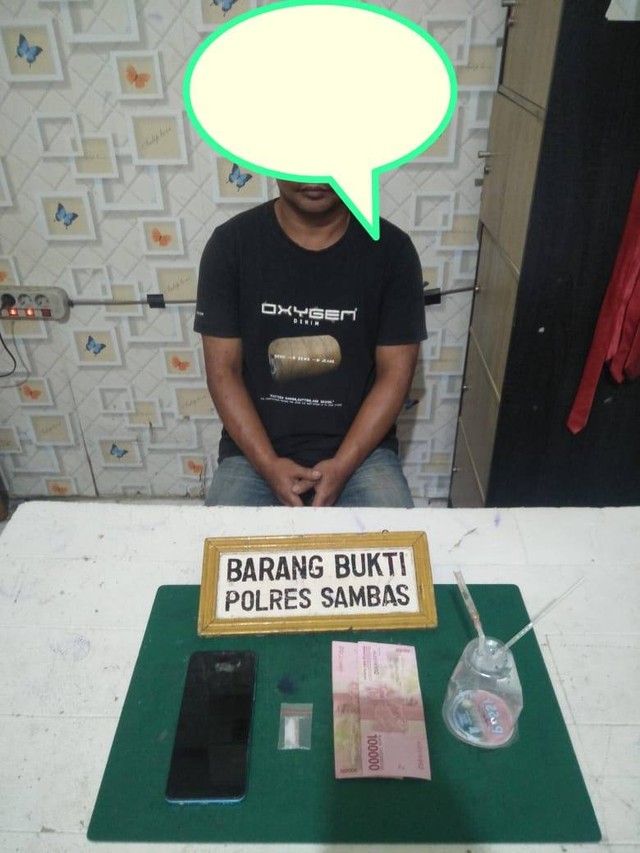 Pelaku pengedar narkotika yang berhasil ditangkap Satresnarkoba Polres Sambas. Foto: Humas Polda Kalbar